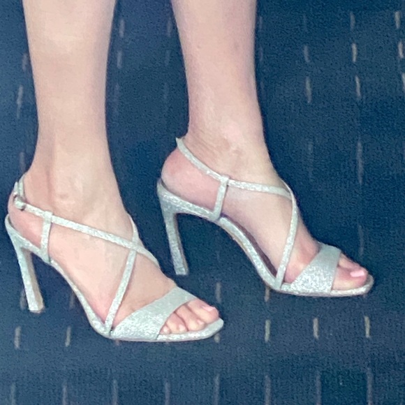 Badgley Mischka Gorgeous Women’s Silver Fabric Cross Strap Ebiza Pumps Size 9 - Picture 7 of 11